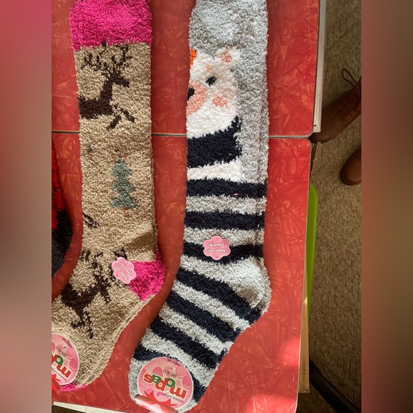 🎄❤️💚🧑‍🎄🐧NWT LONG MOPAS FUZZY COMFY SOCKS - Picture 12 of 16